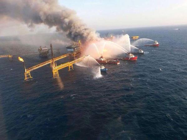 Explosion and fire on oil platform - 1 dead 45 hurt and 300 evacuated