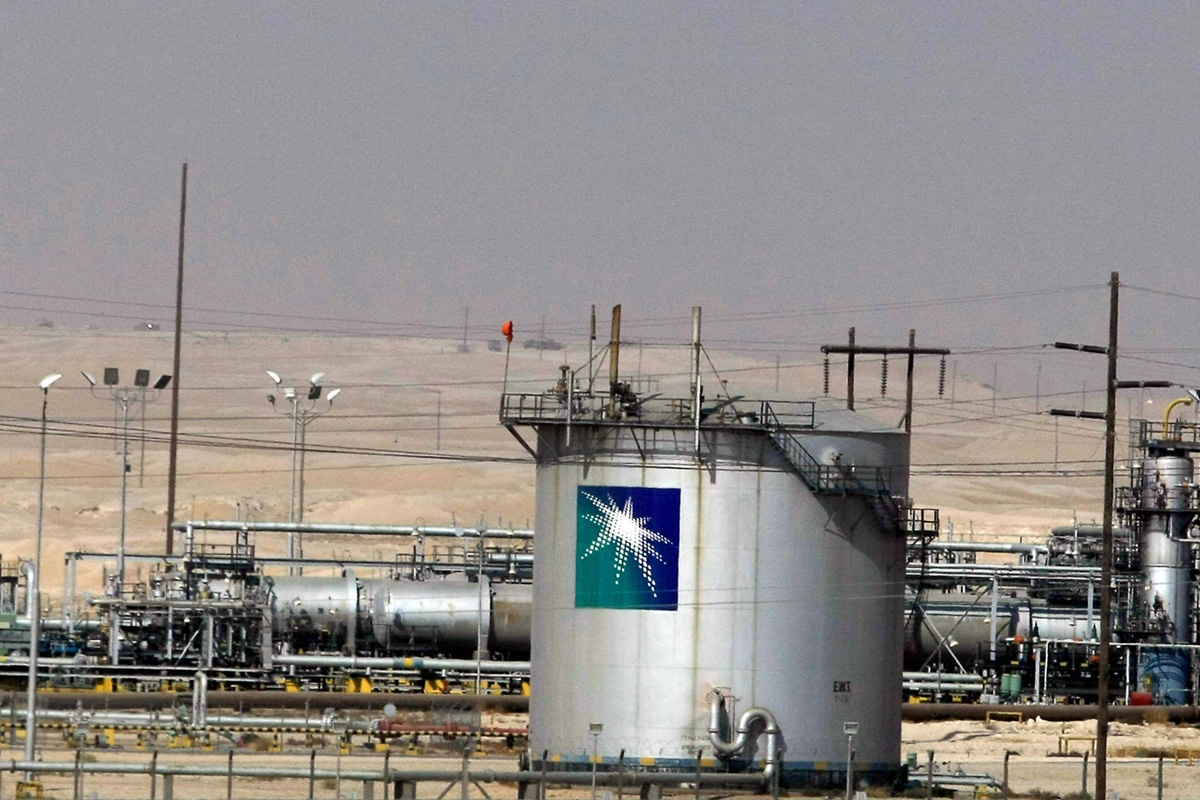  Saudi Aramco Renegotiate Contracts on Low Oil Price