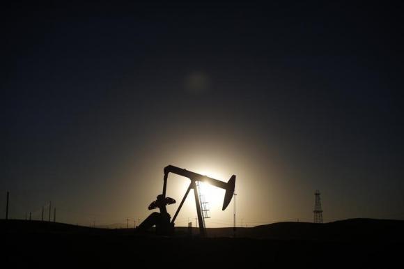  Brent Oil Slips as Data Shows Record U.S. Glut Supply