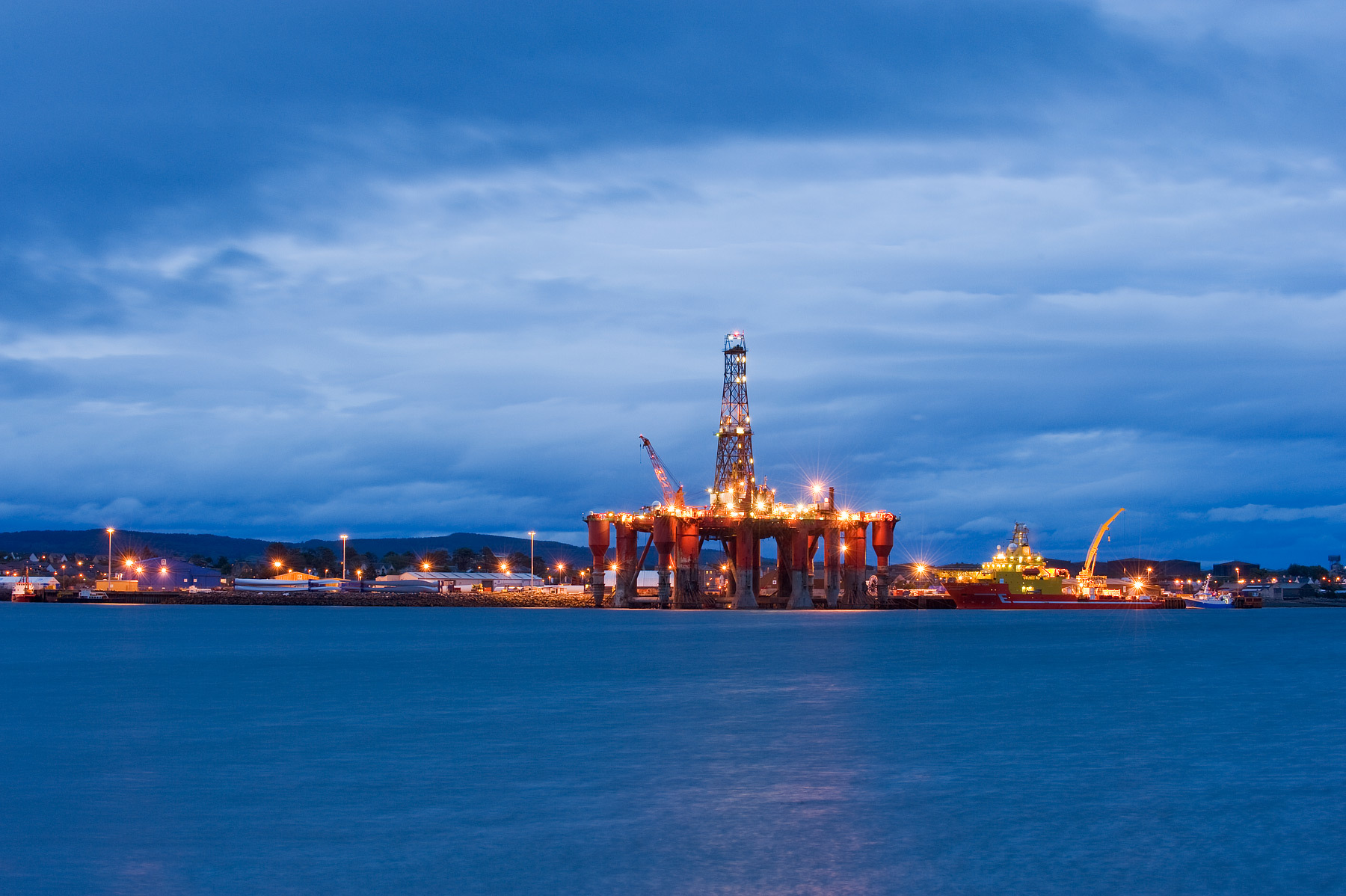 Oil_rigs_North_Sea_oil_Scotland_UK.jpg