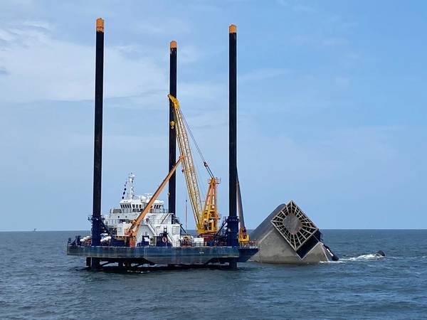 responders-conduct-salvage-pollution-response-122885.jpg