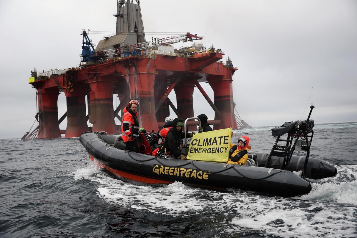 Greenpeace-boat-alongside-the-BP-chartered-Transocean-The-Paul-B-Loyd-Jr-rig-en-route-to-the-Vorlich-field-in-the-North-Sea.-CREDIT-©-Greenpeace.jpg