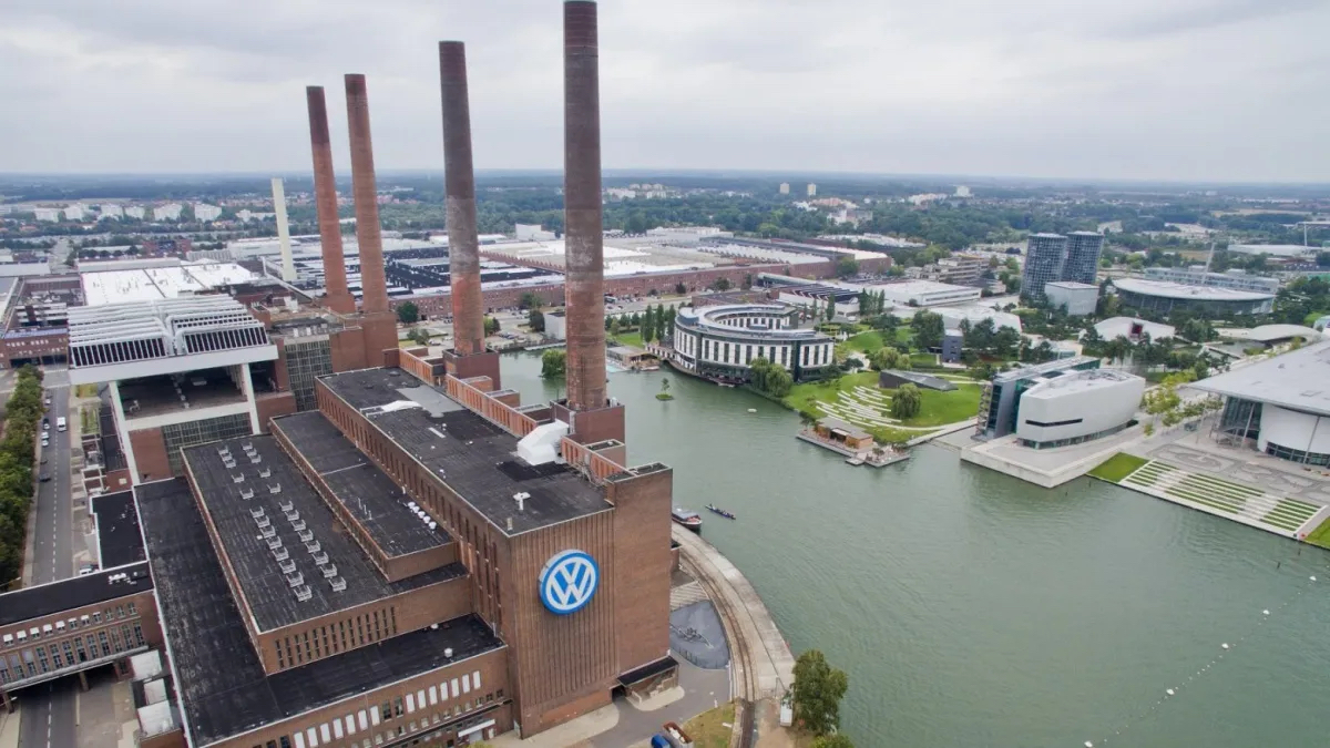 Wolfsburg-VW-plant-DPA-Julian-Stratenschulte-1600x1091-1 copy.jpg