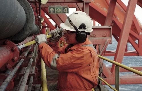 man-working-on-oil-rig_istock_000004685888_medium_credit_mikeuk.jpg